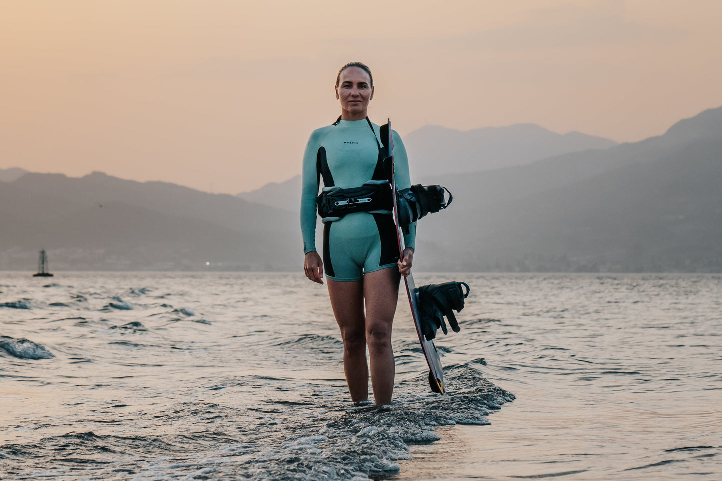 2024 Mystic Lunar BK Longarm Shorty 2/2mm Bzip Women